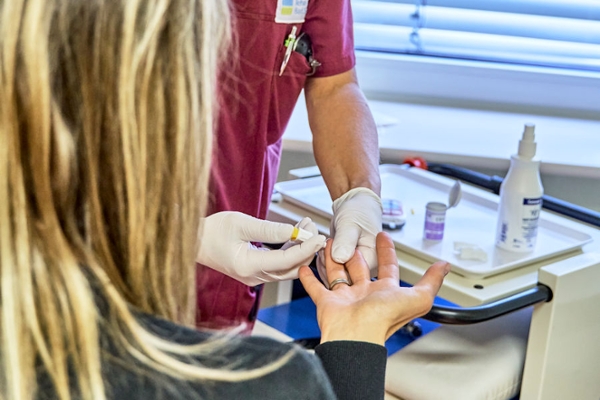 Eine Schwester zeigt einem Rehabilitanden eine Tabelle zur Diabetesberatung Eine Schwester zeigt einem Rehabilitanden eine Tabelle zur Diabetesberatung