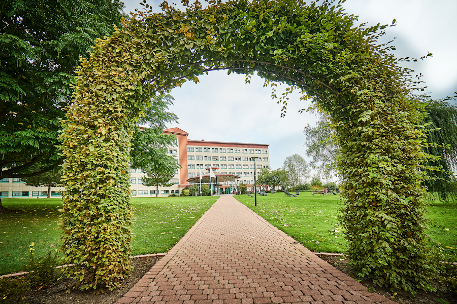Klinik von Außen mit Pflanzenbogen Klinik von Außen mit Pflanzenbogen