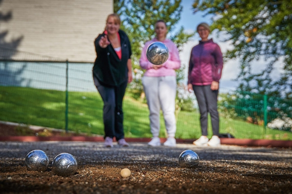 Mehrere Frauen spielen Boccia Mehrere Frauen spielen Boccia