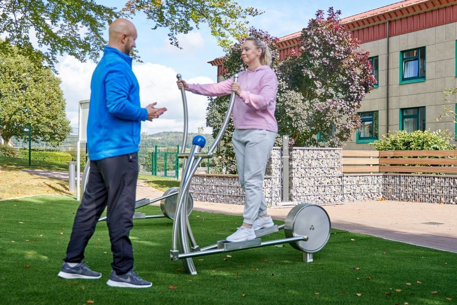 Mann und Frau beim Training im Außenbereich Mann und Frau beim Training im Außenbereich